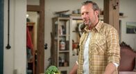Rote Rosen – ARD ROTE ROSEN FOLGE 4397 Uhr im ERSTEN. Michael (Hanno Friedrich) eckt mit seinem Wunsch - zurück nach Texas gehen zu wollen und nicht um den Hof zu kämpfen - bei Ellie und Carla an.