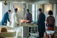 Babylon Berlin – Dr. Schwarz (Anton Rattinger, 2.v.li.) erläutert Gereon Rath (Volker Bruch, 3.v.li.) und Wolters (Peter Kurth, 2.v.re.) im Beisein von Charlotte Ritter (Liv Lisa Fries, re.) und Böhm (Godehard Giese, li.) seinen Obduktionsbericht.