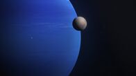 Die Planeten – Triton ist einer von Neptuns 14 Monden. Aus der Ferne sieht er aus wie ein eisiges Objekt, aber aus der Nähe zeigt sich, dass dieser große Mond vulkanisch aktiv ist. Stickstoff-Geysire schießen aus seiner eisigen Oberfläche bis zu acht Kilometer in die dünne Atmosphäre.
