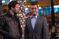 Brooklyn Nine-Nine – Jake Peralta (Andy Samberg, l.); Charles Boyle (Joe Lo Truglio, r.)