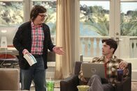 Two and a Half Men – Die Ansichten seines Freundes Barry (Clark Duke, l.) sind für Walden (Ashton Kutcher, r.) einfach manchmal schwer nachzuvollziehen ...