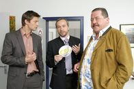 Die Rosenheim-Cops – Sven Hansen (Igor Jeftic, l.) und Korbinian Hofer (Joseph Hannesschläger, r.) erleben in Markus Erbacher (Thomas Darchinger) einen Komunalpolitiker der besonderen Art: aalglatt, machtbewusst und erinnerungsschwach.