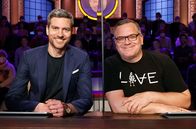Wer weiß denn sowas? – moderator Ingo Zamperoni (l.).