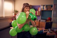 Ruby – Anstatt die Ballons aufzuhängen, klebt sich Ruby (Anna Böger) die Ballons lieber an ihren Körper.