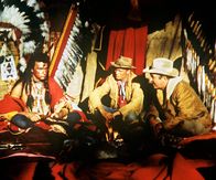 Zwei ritten zusammen – Leutnant Gary (Richard Widmark, Mi.) und McCabe (James Stewart, re.) geben Chief Quanah Parker (Henry Brandon, li.) Waffen, damit er die verschleppten Weißen ziehen lässt.