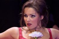 Sternstunden der Musik – Anna Netrebko in der Rolle der Violetta in Verdis La Traviata: Die Edelkurtisane führt ein flottes Leben in Paris. Doch sie ist krank und weiß, dass sie bald sterben wird - da verliebt sie sich zum ersten Mal ...