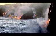 Leben mit Vulkanen – Das Aufeinandertreffen von Lavastrom und Ozean ist ein faszinierendes Naturspektakel. Beim Kontakt mit dem Wasser erstarrt die Lava sofort und türmt sich zu einem Bollwerk aus Basaltblöcken auf. Riesige weiße Dampfwolken steigen empor.