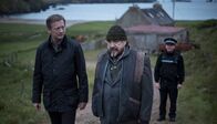 Mord auf Shetland – Detective Inspector Jimmy Perez (Douglas Henshall, li.) glaubt nicht daran, dass der kauzige Magnus Bain (Brian Cox, Mitte) der Täter ist.