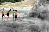 Leben mit Vulkanen – Für die Einwohner Neuseelands gehören Vulkane zum Alltag. Wie haben sie es geschafft, die feuerspuckenden Monster nicht zu fürchten, sondern für sich zu nutzen?