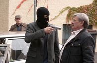 Rentnercops – ARD PROGRAMMDIREKTION, RENTNERCOPS, neue Vorabendserie (8 Folgen), Folge 6 "Atemlos durch die Nacht"50 Uhr im Ersten. Günter (Wolfgang Winkler, r.) und Edwin (Tilo Prückner, l.) werden von dem maskierten Anwalt Miltz (Benjamin Morik, M.) mit der Waffe bedroht.