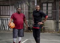The Neighborhood – Calvin Butler (Cedric the Entertainer, l.); Malcolm Butler (Sheaun McKinney, r.)