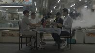 Food Trip - Essen und Leben in ... – Auf seiner Entdeckungsreise durch Südkorea trifft Carlton McCoy (2.v.r.) Insider, die ihm die koreanische Ess- und Trinkkultur näherbringen.
