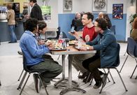 The Big Bang Theory – Haben alle mit ihren ganz eigenen Problemen zu kämpfen: (v.l.n.r.) Raj (Kunal Nayyar), Howard (Simon Helberg), Sheldon (Jim Parsons) und Leonard (Johnny Galecki) ...