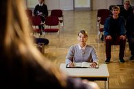 Löwenzahn – Die undurchsichtige Madame Dupré (Gitta Schweighöfer) ist an der Musikhochschule gefürchtet wegen ihrer Unerbittlichkeit bei Prüfungen.
