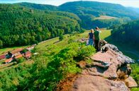 Land - Liebe - Luft – Nina und Sebastian Kill - Blick vom Felsen auf den Bärenbrunnerhof.