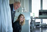 Wilsberg – Georg Wilsberg (Leonard Lansink) muss die Musikbox im Molekulargenetischen Institut hacken und bekommt dabei Hilfe von Merle (Janina Fautz).