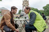 Brexit - Chronik eines Abschieds – Zack Massingham (Kyle Soller, l.); Dominic Cummings (Benedict Cumberbatch, r.)