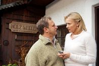 Der Bergdoktor – Matthias Komm (Roland Angermann), Dana Golombek (Hanna Weidler).