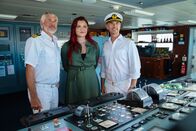 Das Traumschiff – Kapitän Max Parger (Florian Silbereisen, r.) und Staff-Kapitän Martin Grimm (Daniel Morgenroth, l.) geben sich besondere Mühe die vermeintliche Reise-Influencerin Nina Ahrens (Sophia Thiel, M.) zu beeindrucken.