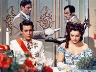 Sissi – Erzherzog Karl-Ludwig (Peter Weck) ist unglücklich ist Prinzessin Sissi (Romy Schneider) verliebt.