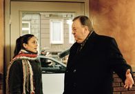 Der Dicke – Die freche Yasmin (Burcu Dal) läßt nicht locker. Sie will unbedingt Anwalt Gregor Ehrenbergs (Dieter Pfaff) Assistentin werden.