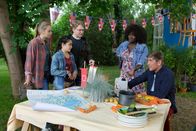 Löwenzahn – Gemeinsam mit Tika (Derya Dilber, 2.v.l.), den "Crazy Bees" (Lina Hüesker, l., Felix Brimmer, 3.v.l.) und der Journalistin Marla (Thelma Buabeng, 2.v.r.) will Fritz Fuchs (Guido Hammesfahr, r.) die Spur des Unbekannten suchen, der uralte Bäume im Naturschutzgebiet zerstört.