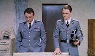 Tödlicher Irrtum – Obersturmbannführer Herbert Kappler (Richard Burton, l.); Standartenführer Eugen Dollmann (John Steiner, r.)
