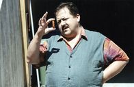 Die Rosenheim-Cops – Kommissar Hofer (Joseph Hannesschläger) prüft ein Beweisstück. Ist der Lippenstift der Schlüssel zur Lösung des Falles?