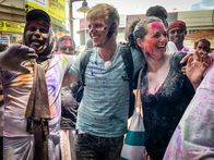 Verrückt nach Meer – Reiseleiter Moritz und Entertainment-Managerin Maika geraten auf ihrem Ausflug zufällig in ein Holi-Festifal in der Stadt Nadi auf den Fidschi-Inseln.