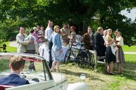 Father Brown – Norman Bohun (Sam Hoare, vorne), Simeon Barnes (Barry Sloane, 7.v.l.), Elizabeth Barnes (Bryony Afferson, 8.v.l.), Philip Walker (Oliver Ryan, 5.v.r.), Father Brown (Mark Williams, 4.v.r.), Mrs. McCarthy (Sorcha Cusack, 3.v.r.), Susie Jasinski (Kasia Koleczek, 2.v.r.), Lady Felicia (Nancy Carroll, r.).