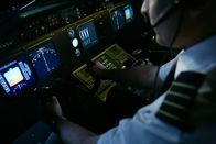Mayday - Alarm im Cockpit – REENACTMENT- Die Cockpit-Instrumente von UPS Flug 6 leuchten während eines Nachtfluges von Dubai unter dem Kommando von Captain Doug Lampe (gespielt von Jonathan Purdon). (Cineflix International Media/Ian Watson)