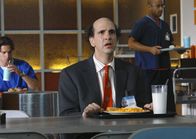 Scrubs - Die Anfänger – Ted (Sam Lloyd) hat statt Kaffee nur Dreck bekommen, was Kelso in die Wege geleitet hatte ...