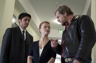 Der letzte Bulle – Fassungslos nehmen Mick (Henning Baum, r.) und Andreas (Maximilian Grill, l.) zur Kenntnis, dass Dana Riedmüller (Karoline Schuch, M.) und die anderen Kita-Betreuer den Kids neben drei Fremdsprachen, musikalischer Früherziehung, angstfreiem Töpfern und Sozialkundeunterricht auch ein Mathelabor zumuten ...