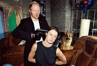 Kommissar Rex – Niki (Elke Winkens, r.) wird von Kurt Sedlacek (Simon Schwarz, l.) gekidnappt ...