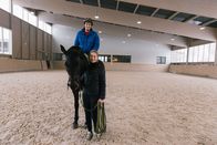 Checker Julian – Julian sitzt zum ersten Mal in seinem Leben auf einem Pferd: seine Reitlehrerin Isabel und ihr Pferd Hi Joey sind zufrieden mit ihm.