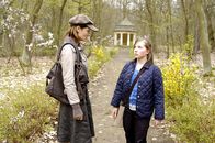 Der Amokläufer - Aus Spiel wird Ernst – Maren (Anja Kling, l.) muss bald feststellen, dass die idyllische Landschaft trügt: Sie entdeckt die von ihren Mitschülern gehetzte Nina (Simone Burckhardt, r.) im Wald.