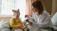 Praxis mit Meerblick – Krankenhausbesuch: Mandy (Morgane Ferru, re.) spielt mit ihrer Tochter (Maivi & Mara Kämmerer, li.).