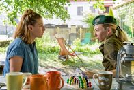 Alles finster – v.li.: Agnes (Martina Ebm), Julia (Julia Edtmeier).