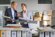 Die Rosenheim-Cops – Controller Lorenz (Ben Blaskovic, r.) ist wenig begeistert, als Seitz (Gabor Biedermann, l.) ihn mit alten Akten eindeckt.
