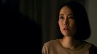 Tokyo Vice – Emi (Rinko Kikuchi) ist als leitende Redakteurin der Tokioter Tageszeitung Meicho Shimbun und weist Jake regelmäßig in die Schranken.