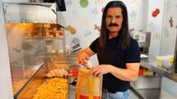 McDonald's: Die Insider - Die Tricks des Fast-Food-Riesen – Vier Insider, die jahrelang für McDonald's gearbeitet haben, verraten exklusiv die cleveren Marketingtricks des Fast-Food-Giganten.
