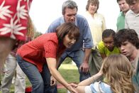 The Middle – Auch wenn Mike (Neil Flynn, M.) und Frankie (Patricia Heaton, l.) Morgan (Alexa Vega, vorne) nicht besonders mögen, als diese zu Boden geht, sind sie um die Cheerleaderin besorgt ...
