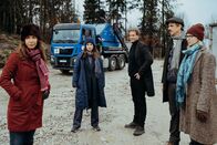 Der Alte – Zusammentreffen auf der Deponie, v.li.: Katharina Müller-Elmau als Andrea Sailers, Stephanie Stumph als Annabell Lorenz, Thomas Heinze als Caspar Bergmann, Max von Thun als Jakob Zeppelin, Teresa Rizos als Sina Kramer