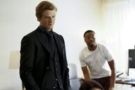 MacGyver – Um die Terrorgruppe "Die rote Faust" zu stoppen, schleichen sich MacGyver (Lucas Till, l.), Bozer (Justin Hires, r.) und ihr Team unter falschen Identitäten in ein Casino. Sehr lange bleiben sie aber nicht unentdeckt ...