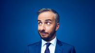 ZDF Magazin Royale – Jan Böhmermann im blauen Anzug vor blauem Hintergrund.