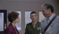Im Netz der Lügen – Gemeinsam machen sich Claire (Ashley Judd, l.), der junge Truppenanwalt Leutnant Terrence Embry (Adam Scott, M.) und der ehemalige Starverteidiger Charles Grimes (Morgan Freeman, r.) daran, Toms Unschuld zu beweisen. Da kommt ihnen ein herber Verdacht ...