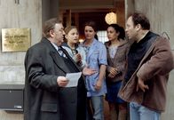 Der Dicke – 15 Uhr im Ersten. Bea (Lisa Augustin, 2.v.l.) hat ein Gespräch zwischen Gregor Ehrenberg (Dieter Pfaff, l.) und ihrem Vater Lothar (Waldemar Kobus, r.) belauscht. Sie will endlich die Wahrheit wissen. Gudrun (Katrin Pollitt, M.) und Yasmin (Burcu Dal, 2.v.r.) ahnen, dass es gleich großen Ärger gibt.