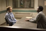 Detective Laura Diamond – Jake (Josh Lucas, l.) verhört den Verdächtigten, Charles (Harold Perrineau, r.), im Falle eines ermordeten Sportchirurgen ...