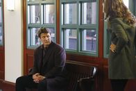Castle – Ein neuer Mordfall führt Beckett (Stana Katic, r.) und Castle (Nathan Fillion, l.) an Castles alte Schule ...