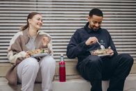neoriginal: Push – Nach einem ruckeligen Start zwischen den beiden zaubert der Essenslieferant Younes (Bruno Banarby) Irina (Katja Hutko) immer öfter ein Lächeln ins Gesicht. Die Mittagspause mit ihr ist das Highlight auf seiner Tour.